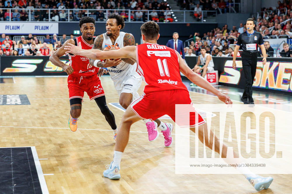 Mylik Wilson (BMA365 Bamberg Baskets, 10), DeLonnie Hunt (Syntainics MBC, 03), Richard Balint (BMA365 Bamberg Baskets, 11), BMA365 Bamberg Baskets vs. Syntainics MBC, Basketball, easyCredit BBL, 5. Spieltag, 10.10.2026 BMA365 Bamberg Baskets vs. Syntainics MBC, Basketball, easyCredit BBL, 5. Spieltag, 10.10.2026 Bamberg