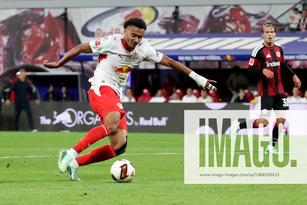 Fussball 1.Bundesliga, RB Leipzig - Eintracht Frankfurt v.l. Tidiam Gomis (RB Leipzig) Torschuetze, erzielt das Tor, Treffer, scores the goal 6:0 Leipzig