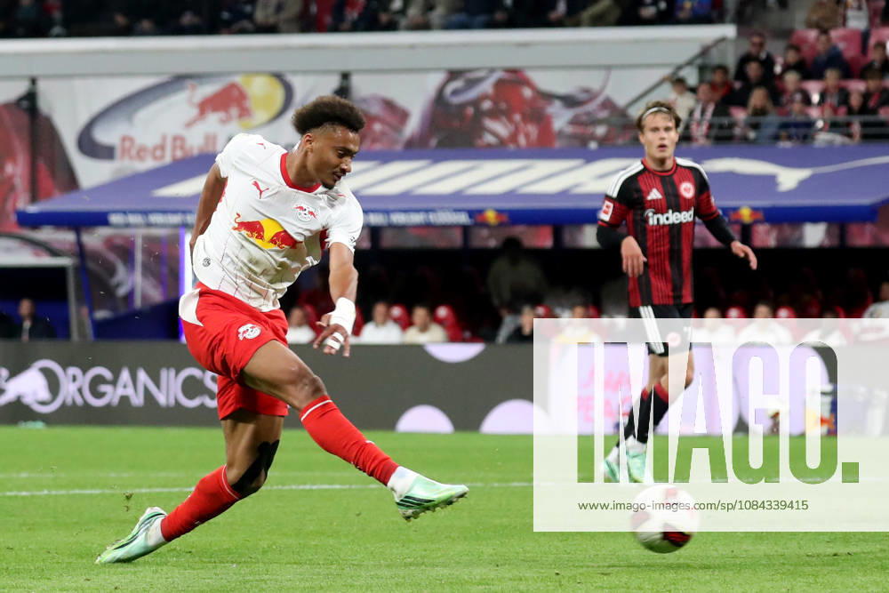 Fussball 1.Bundesliga, RB Leipzig - Eintracht Frankfurt v.l. Tidiam Gomis (RB Leipzig) Torschuetze, erzielt das Tor, Treffer, scores the goal 6:0 Leipzig