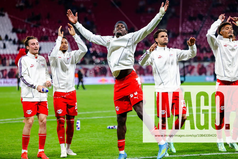 Rocco Reitz (RB Leipzig, 20), Christopher Nkunku (RB Leipzig, 28), Castello Lukeba (RB Leipzig, 23), Max Finkgraefe (RB Leipzig, 35) Jubel Freude nach dem Sieg, vor der Fankurve, Endstand 6:0, GER, RB Leipzig vs. Eintracht Frankfurt, Fussball, 1. Bundesliga Herren, 5. Spieltag, Spielzeit 2026 2027, 10.10.2026 DFL regulations prohibit any use of photographs as image sequences and or quasi-video. GER, RB Leipzig vs. Eintracht Frankfurt, Fussball, 1. Bundesliga Herren, 5. Spieltag, Spielzeit 2026 2027, 10.10.2026 Leipzig
