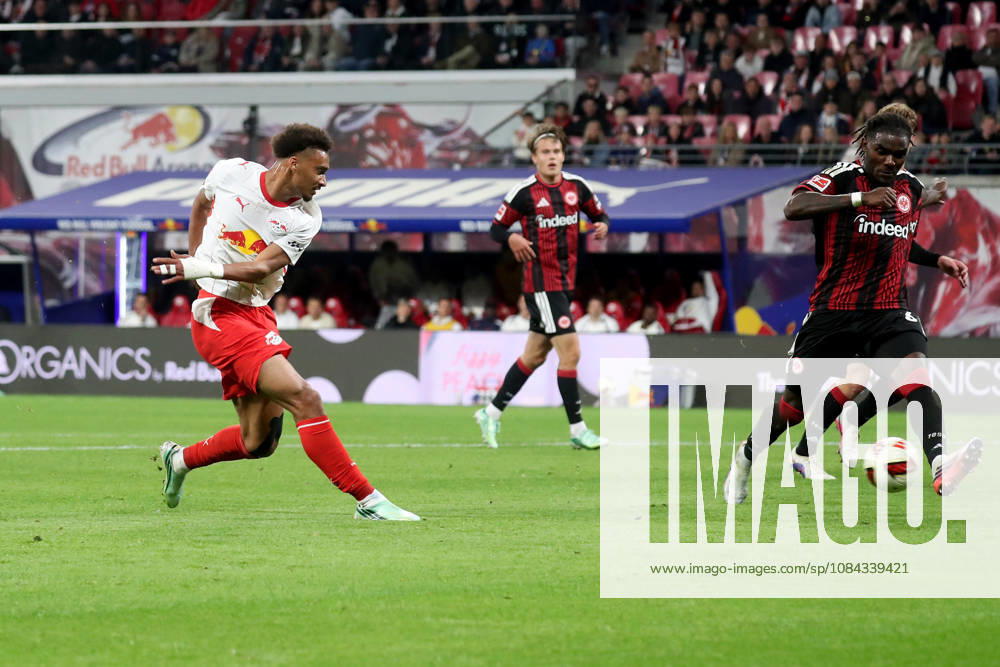 Fussball 1.Bundesliga, RB Leipzig - Eintracht Frankfurt v.l. Tidiam Gomis (RB Leipzig) Torschuetze, erzielt das Tor, Treffer, scores the goal 6:0 Leipzig