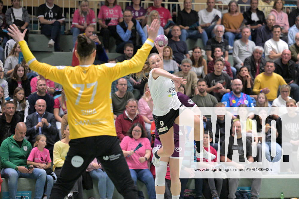 Sarah Dekker (SCM Ramnicu Valcea, 09) beim Torwurf gegen Sara Suba (TusSies Metzingen, 77) im Tor TusSies Metzingen vs. SCM Ramnicu Valcea, Handball, EHF, Europa Leauge Qualifikation Rueckspiel, Saison 2026 2027, 10.10.2026 TusSies Metzingen vs. SCM Ramnicu Valcea, Handball, EHF, Europa Leauge Qualifikation Rueckspiel, Saison 2026 2027, 10.10.2026 Metzingen