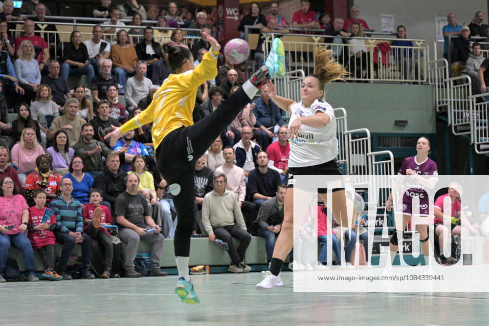 Sarah Dekker (SCM Ramnicu Valcea, 09) beim Torwurf gegen Sara Suba (TusSies Metzingen, 77) im Tor TusSies Metzingen vs. SCM Ramnicu Valcea, Handball, EHF, Europa Leauge Qualifikation Rueckspiel, Saison 2026 2027, 10.10.2026 TusSies Metzingen vs. SCM Ramnicu Valcea, Handball, EHF, Europa Leauge Qualifikation Rueckspiel, Saison 2026 2027, 10.10.2026 Metzingen