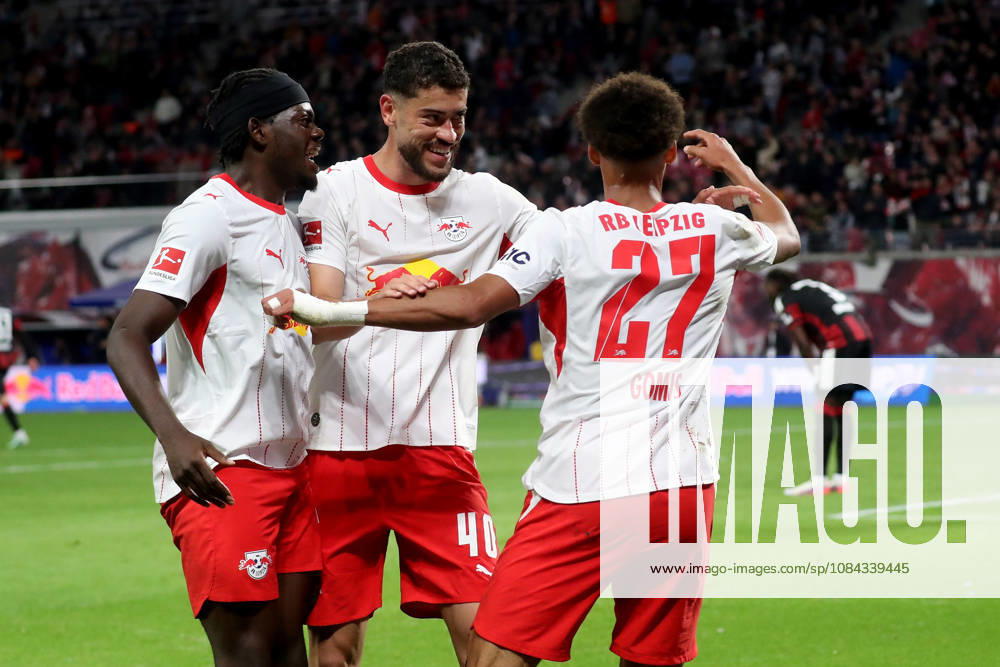 Fussball 1.Bundesliga, RB Leipzig - Eintracht Frankfurt v.l. Torjubel nach dem Tor zum celebrating the goal celebrate 6:0 durch Tidiam Gomis (RB Leipzig) Leipzig