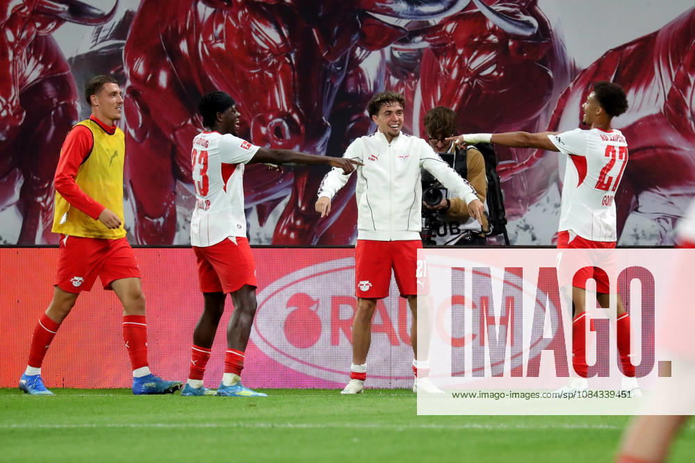 Fussball 1.Bundesliga, RB Leipzig - Eintracht Frankfurt v.l. Tidiam Gomis (RB Leipzig) Torschuetze, erzielt das Tor, Treffer, scores the goal 6:0 Leipzig