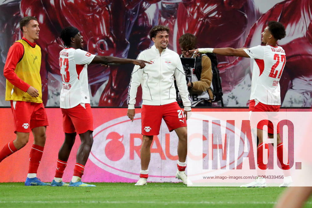 Fussball 1.Bundesliga, RB Leipzig - Eintracht Frankfurt v.l. Tidiam Gomis (RB Leipzig) Torschuetze, erzielt das Tor, Treffer, scores the goal 6:0 Leipzig