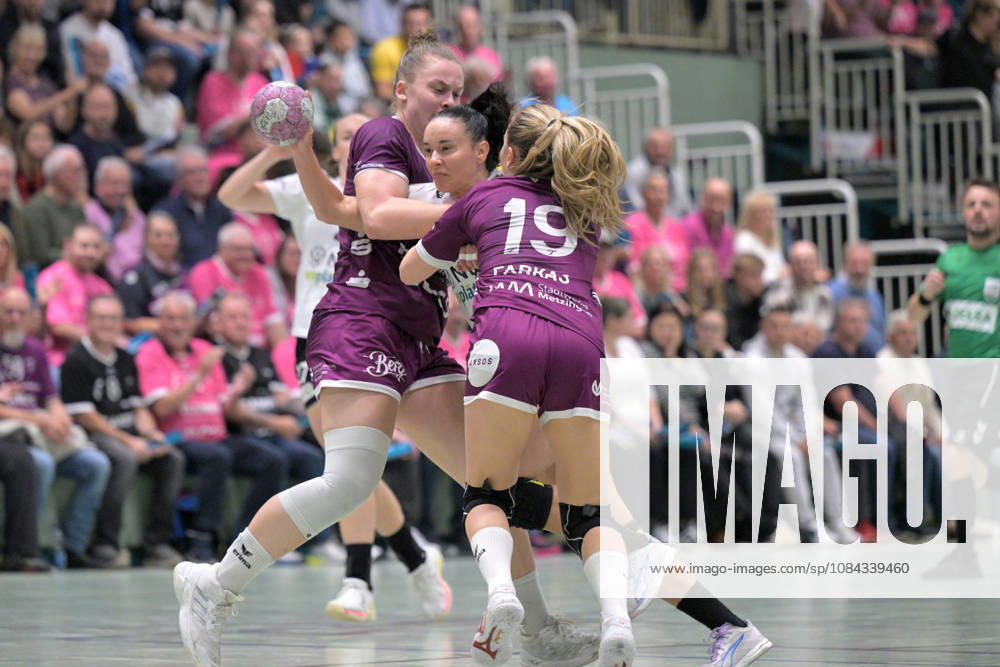 Elena Cristina Florica(SCM Ramnicu Valcea, 22) am Ball gegen Ida Petzold (TusSies Metzingen, 08) und Johanna Farkas (TusSies Metzingen, 19) TusSies Metzingen vs. SCM Ramnicu Valcea, Handball, EHF, Europa Leauge Qualifikation Rueckspiel, Saison 2026 2027, 10.10.2026 TusSies Metzingen vs. SCM Ramnicu Valcea, Handball, EHF, Europa Leauge Qualifikation Rueckspiel, Saison 2026 2027, 10.10.2026 Metzingen