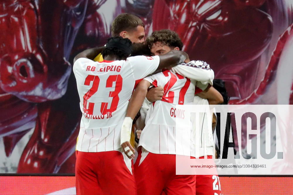 Fussball 1.Bundesliga, RB Leipzig - Eintracht Frankfurt v.l. Tidiam Gomis (RB Leipzig) Torschuetze, erzielt das Tor, Treffer, scores the goal 6:0 Leipzig