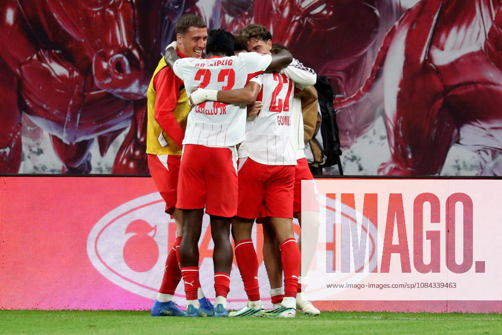 Fussball 1.Bundesliga, RB Leipzig - Eintracht Frankfurt v.l. Tidiam Gomis (RB Leipzig) Torschuetze, erzielt das Tor, Treffer, scores the goal 6:0 Leipzig