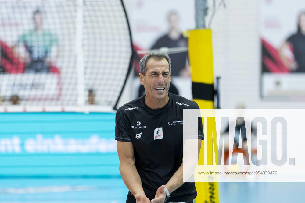 DEKRA 1. Bundesliga Frauen: Schwarz-Weiss Erfurt vs. Rote Raben Vilsbiburg; Erfurt; 10.10.2026 Guillermo Gallardo (Trainer; Rote Raben Vilsbiburg) DEKRA 1. Bundesliga Frauen: Schwarz-Weiss Erfurt vs. Rote Raben Vilsbiburg; Riethsporthalle Erfurt