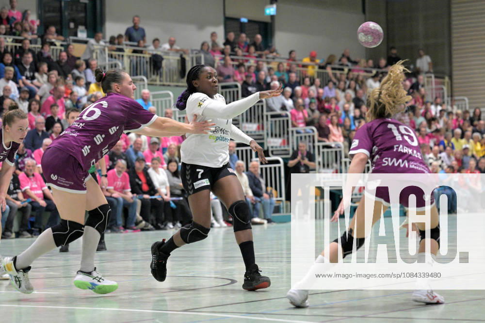 Grace Zaadi Deuna (SCM Ramnicu Valcea, 07) am Ball gegen Svenja Huebner (TusSies Metzingen, 26) und Johanna Farkas (TusSies Metzingen, 19) TusSies Metzingen vs. SCM Ramnicu Valcea, Handball, EHF, Europa Leauge Qualifikation Rueckspiel, Saison 2026 2027, 10.10.2026 TusSies Metzingen vs. SCM Ramnicu Valcea, Handball, EHF, Europa Leauge Qualifikation Rueckspiel, Saison 2026 2027, 10.10.2026 Metzingen