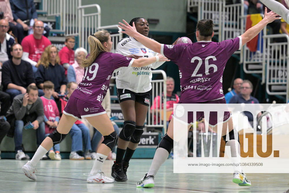 Grace Zaadi Deuna (SCM Ramnicu Valcea, 07) am Ball gegen Johanna Farkas (TusSies Metzingen, 19) und Svenja Huebner (TusSies Metzingen, 26) TusSies Metzingen vs. SCM Ramnicu Valcea, Handball, EHF, Europa Leauge Qualifikation Rueckspiel, Saison 2026 2027, 10.10.2026 TusSies Metzingen vs. SCM Ramnicu Valcea, Handball, EHF, Europa Leauge Qualifikation Rueckspiel, Saison 2026 2027, 10.10.2026 Metzingen