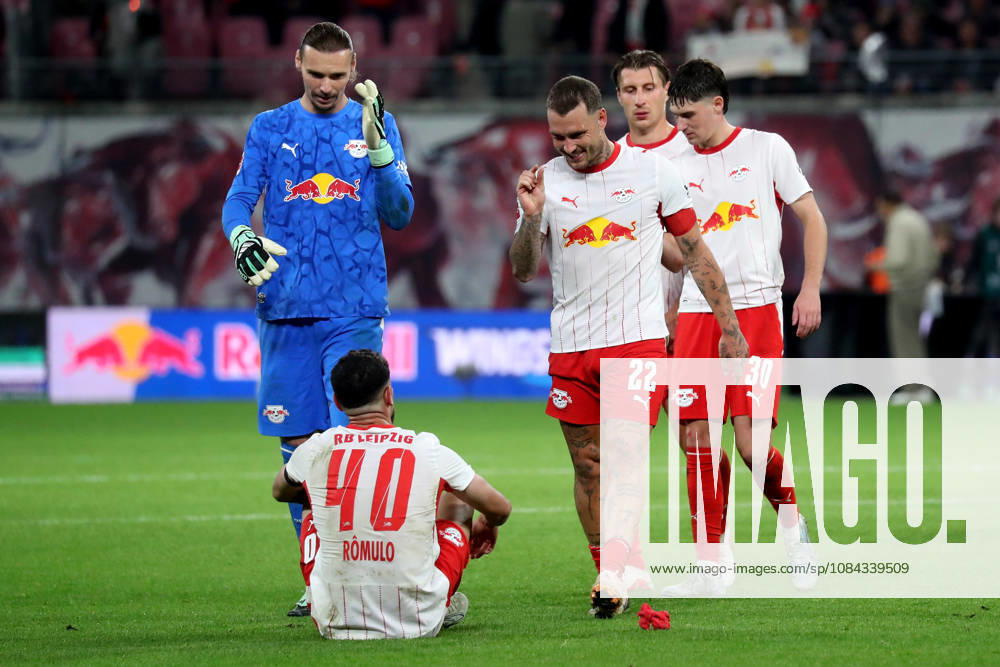 Fussball 1.Bundesliga, RB Leipzig - Eintracht Frankfurt v.l. Jubel, Freude über den Sieg Romulo (RB Leipzig) Maarten Vandevoordt (RB Leipzig) David Raum (RB Leipzig) Willi Orban (RB Leipzig) Andrija Maksimovic (RB Leipzig) Leipzig