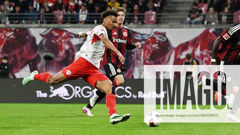 Fußball Bundesliga, Saison 2026 2027, 5. Spieltag, RB Leipzig vs. SGE Eintracht Frankfurt (10.10.2026) Tor zum 6:0 durch Torschütze Tidiam Gomis (Linksaußen RB Leipzig, Rückennummer 27) (Mitte ) beim Bundesliga-Spiel Leipzig gegen Eintracht Frankfurt (10.10.2026). Gomis tirifft und jubelt. Leipzig Sachsen Deutschland Red-Bull Arena