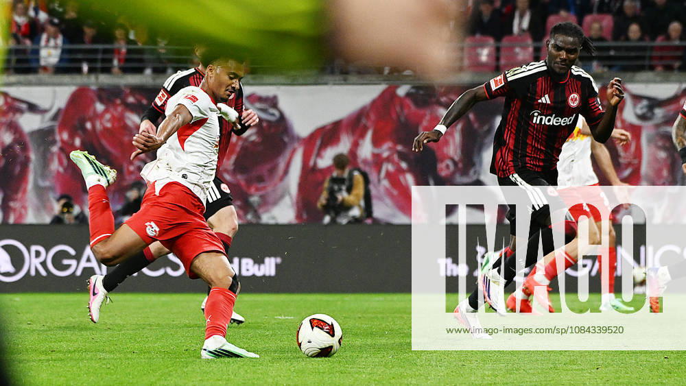 Fußball Bundesliga, Saison 2026 2027, 5. Spieltag, RB Leipzig vs. SGE Eintracht Frankfurt (10.10.2026) Tor zum 6:0 durch Torschütze Tidiam Gomis (Linksaußen RB Leipzig, Rückennummer 27) (Mitte ) beim Bundesliga-Spiel Leipzig gegen Eintracht Frankfurt (10.10.2026). Gomis tirifft und jubelt. Leipzig Sachsen Deutschland Red-Bull Arena