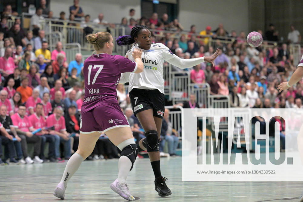 Grace Zaadi Deuna (SCM Ramnicu Valcea, 07) am Ball gegen Charlotte Kaehr (TusSies Metzingen, 17) TusSies Metzingen vs. SCM Ramnicu Valcea, Handball, EHF, Europa Leauge Qualifikation Rueckspiel, Saison 2026 2027, 10.10.2026 TusSies Metzingen vs. SCM Ramnicu Valcea, Handball, EHF, Europa Leauge Qualifikation Rueckspiel, Saison 2026 2027, 10.10.2026 Metzingen