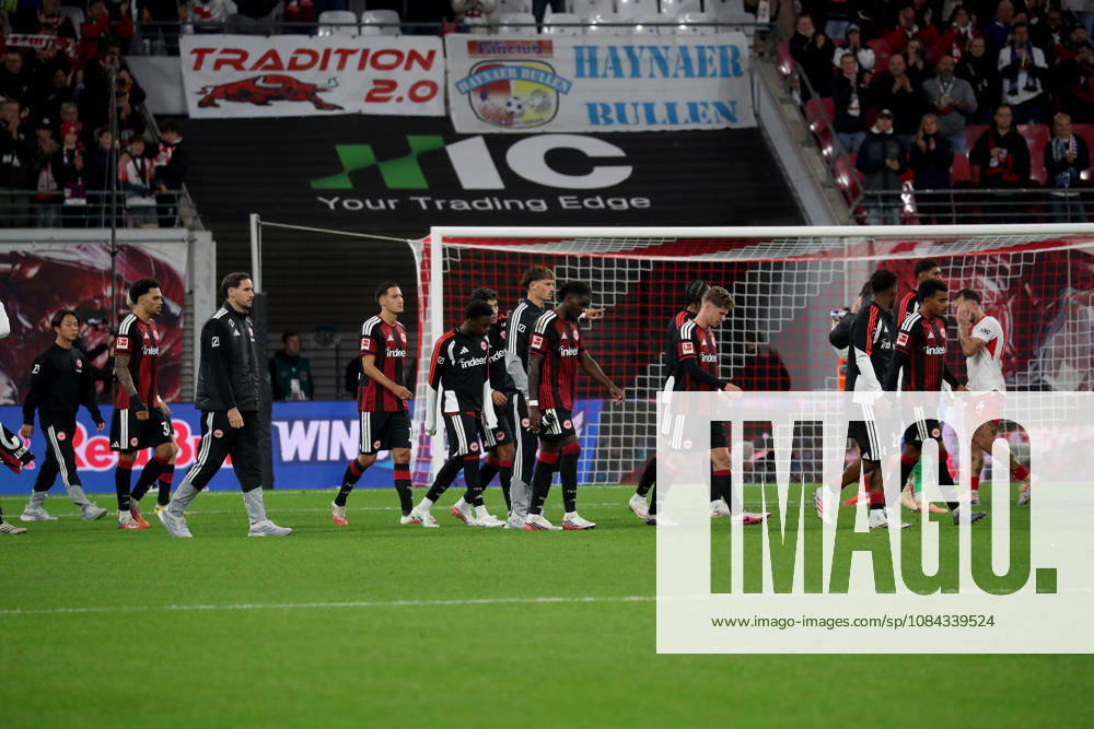 Fussball 1.Bundesliga, RB Leipzig - Eintracht Frankfurt v.l. Spieler der Eintracht Enttäuscht, traurig, frustriert, ratlos, Leipzig