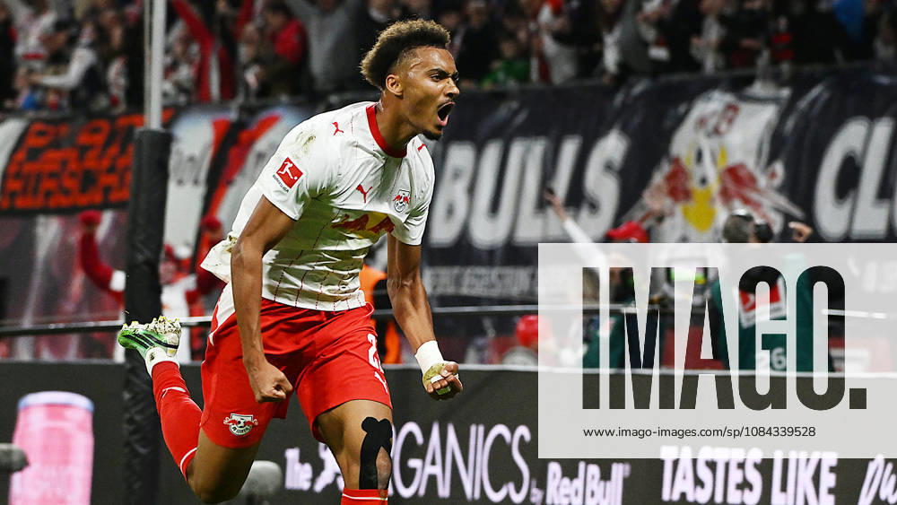 Fußball Bundesliga, Saison 2026 2027, 5. Spieltag, RB Leipzig vs. SGE Eintracht Frankfurt (10.10.2026) Tor zum 6:0 durch Torschütze Tidiam Gomis (Linksaußen RB Leipzig, Rückennummer 27) (Mitte ) beim Bundesliga-Spiel Leipzig gegen Eintracht Frankfurt (10.10.2026). Gomis tirifft und jubelt. Leipzig Sachsen Deutschland Red-Bull Arena