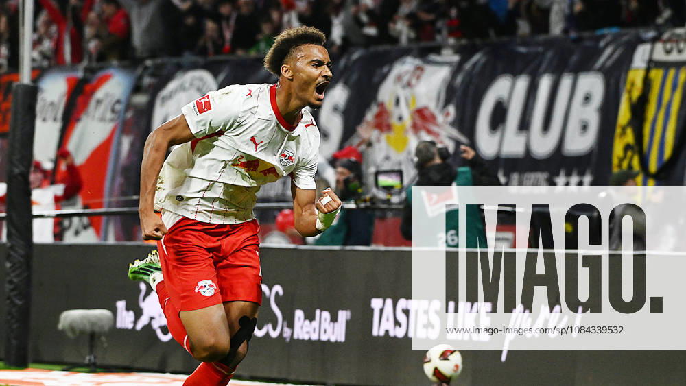 Fußball Bundesliga, Saison 2026 2027, 5. Spieltag, RB Leipzig vs. SGE Eintracht Frankfurt (10.10.2026) Tor zum 6:0 durch Torschütze Tidiam Gomis (Linksaußen RB Leipzig, Rückennummer 27) (Mitte ) beim Bundesliga-Spiel Leipzig gegen Eintracht Frankfurt (10.10.2026). Gomis tirifft und jubelt. Leipzig Sachsen Deutschland Red-Bull Arena
