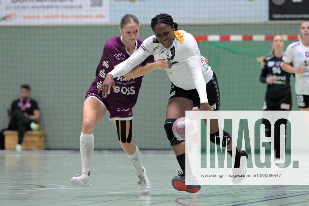 Marie Luisa Stumpf (TusSies Metzingen, 24) gegen Grace Zaadi Deuna (SCM Ramnicu Valcea, 07) am Ball TusSies Metzingen vs. SCM Ramnicu Valcea, Handball, EHF, Europa Leauge Qualifikation Rueckspiel, Saison 2026 2027, 10.10.2026 TusSies Metzingen vs. SCM Ramnicu Valcea, Handball, EHF, Europa Leauge Qualifikation Rueckspiel, Saison 2026 2027, 10.10.2026 Metzingen