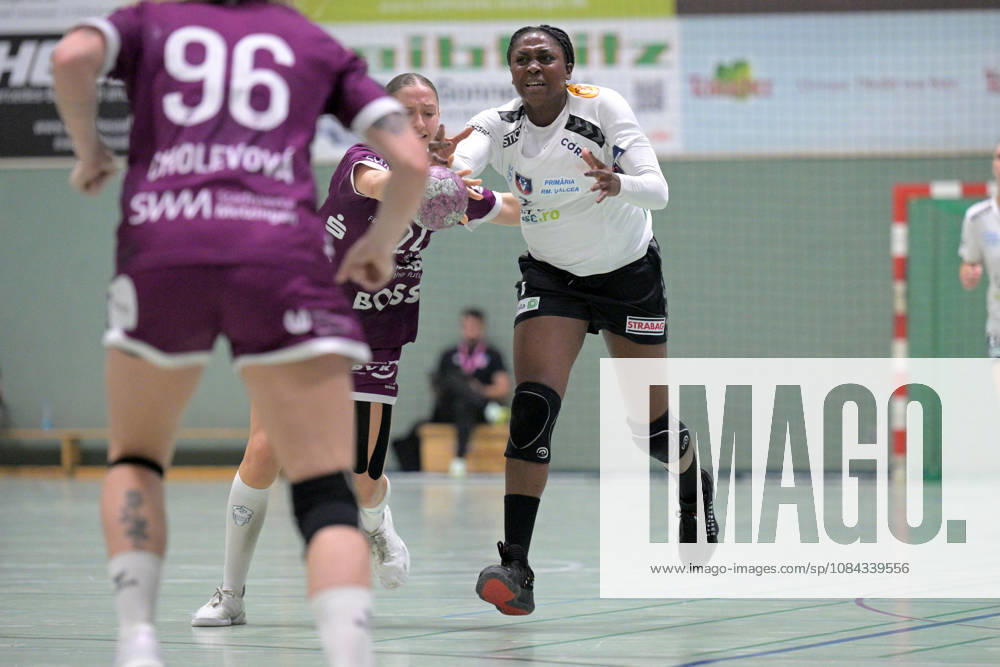 Marie Luisa Stumpf (TusSies Metzingen, 24) gegen Grace Zaadi Deuna (SCM Ramnicu Valcea, 07) am Ball TusSies Metzingen vs. SCM Ramnicu Valcea, Handball, EHF, Europa Leauge Qualifikation Rueckspiel, Saison 2026 2027, 10.10.2026 TusSies Metzingen vs. SCM Ramnicu Valcea, Handball, EHF, Europa Leauge Qualifikation Rueckspiel, Saison 2026 2027, 10.10.2026 Metzingen
