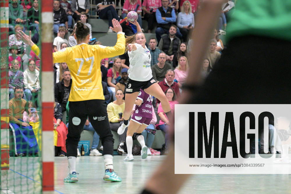 Sarah Dekker (SCM Ramnicu Valcea, 09) beim Torwurf gegen Sara Suba (TusSies Metzingen, 77) im Tor TusSies Metzingen vs. SCM Ramnicu Valcea, Handball, EHF, Europa Leauge Qualifikation Rueckspiel, Saison 2026 2027, 10.10.2026 TusSies Metzingen vs. SCM Ramnicu Valcea, Handball, EHF, Europa Leauge Qualifikation Rueckspiel, Saison 2026 2027, 10.10.2026 Metzingen