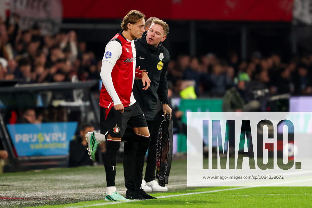 2026-10-10 Feyenoord v AZ Alkmaar - Dutch Eredivisie ROTTERDAM, NETHERLANDS - OCTOBER 10: Fourth official Alex Bos in discussion with Tobias van den Elshout of Feyenoord during the Dutch Eredivisie match between Feyenoord and AZ Alkmaar at Stadion Feijenoord on October 10, 2026 in Rotterdam, Netherlands. Rotterdam Stadion Feijenoord Netherlands Content not available for redistribution in The Netherlands directly or indirectly through any third parties.