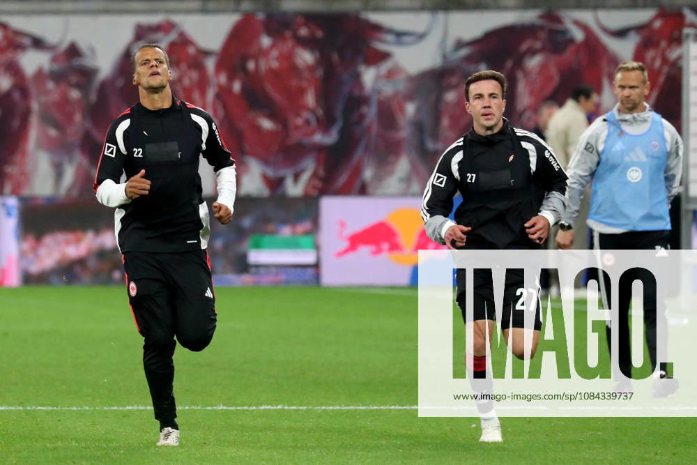 Fussball 1.Bundesliga, RB Leipzig - Eintracht Frankfurt v.l. Auslaufen Timothy Chandler (Eintracht Frankfurt) Mario Götze Goetze (Eintracht Frankfurt) Leipzig