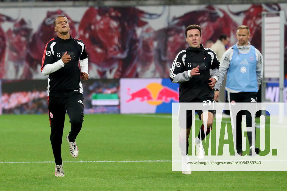 Fussball 1.Bundesliga, RB Leipzig - Eintracht Frankfurt v.l. Auslaufen Timothy Chandler (Eintracht Frankfurt) Mario Götze Goetze (Eintracht Frankfurt) Leipzig