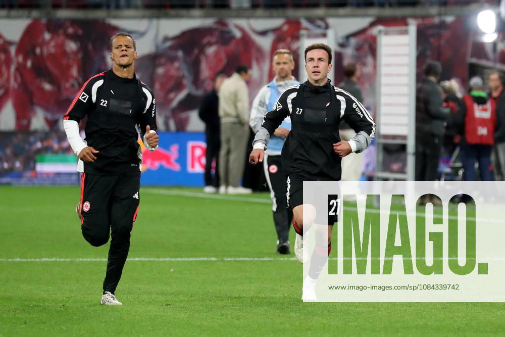 Fussball 1.Bundesliga, RB Leipzig - Eintracht Frankfurt v.l. Auslaufen Timothy Chandler (Eintracht Frankfurt) Mario Götze Goetze (Eintracht Frankfurt) Leipzig