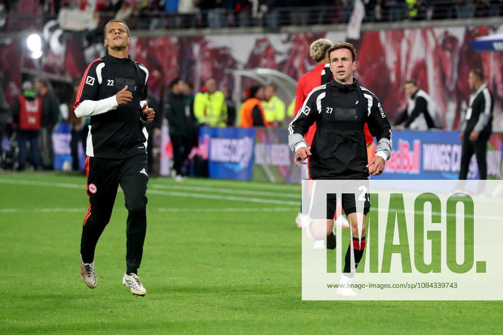 Fussball 1.Bundesliga, RB Leipzig - Eintracht Frankfurt v.l. Auslaufen Timothy Chandler (Eintracht Frankfurt) Mario Götze Goetze (Eintracht Frankfurt) Leipzig