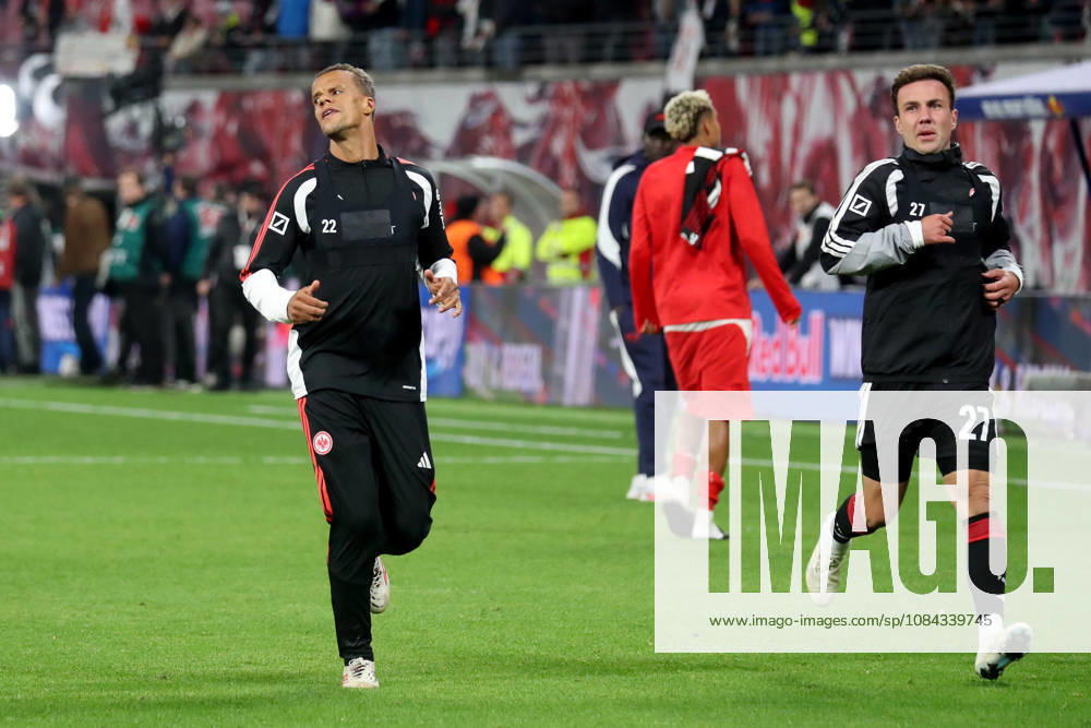 Fussball 1.Bundesliga, RB Leipzig - Eintracht Frankfurt v.l. Auslaufen Timothy Chandler (Eintracht Frankfurt) Mario Götze Goetze (Eintracht Frankfurt) Leipzig