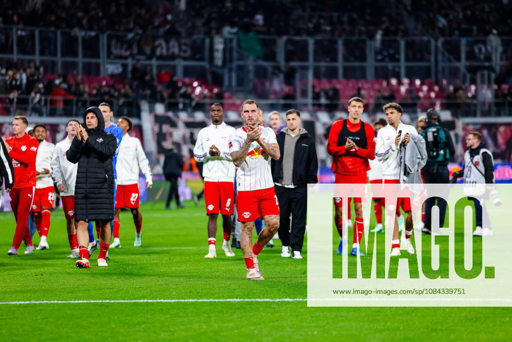 David Raum (RB Leipzig, 22) und Team Jubel Freude nach dem Sieg, Endstand 6:0, GER, RB Leipzig vs. Eintracht Frankfurt, Fussball, 1. Bundesliga Herren, 5. Spieltag, Spielzeit 2026 2027, 10.10.2026 DFL regulations prohibit any use of photographs as image sequences and or quasi-video. GER, RB Leipzig vs. Eintracht Frankfurt, Fussball, 1. Bundesliga Herren, 5. Spieltag, Spielzeit 2026 2027, 10.10.2026 Leipzig
