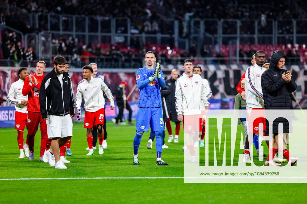 Maarten Vandevoordt (RB Leipzig, 26) und Team Jubel Freude nach dem Sieg, Endstand 6:0, GER, RB Leipzig vs. Eintracht Frankfurt, Fussball, 1. Bundesliga Herren, 5. Spieltag, Spielzeit 2026 2027, 10.10.2026 DFL regulations prohibit any use of photographs as image sequences and or quasi-video. GER, RB Leipzig vs. Eintracht Frankfurt, Fussball, 1. Bundesliga Herren, 5. Spieltag, Spielzeit 2026 2027, 10.10.2026 Leipzig