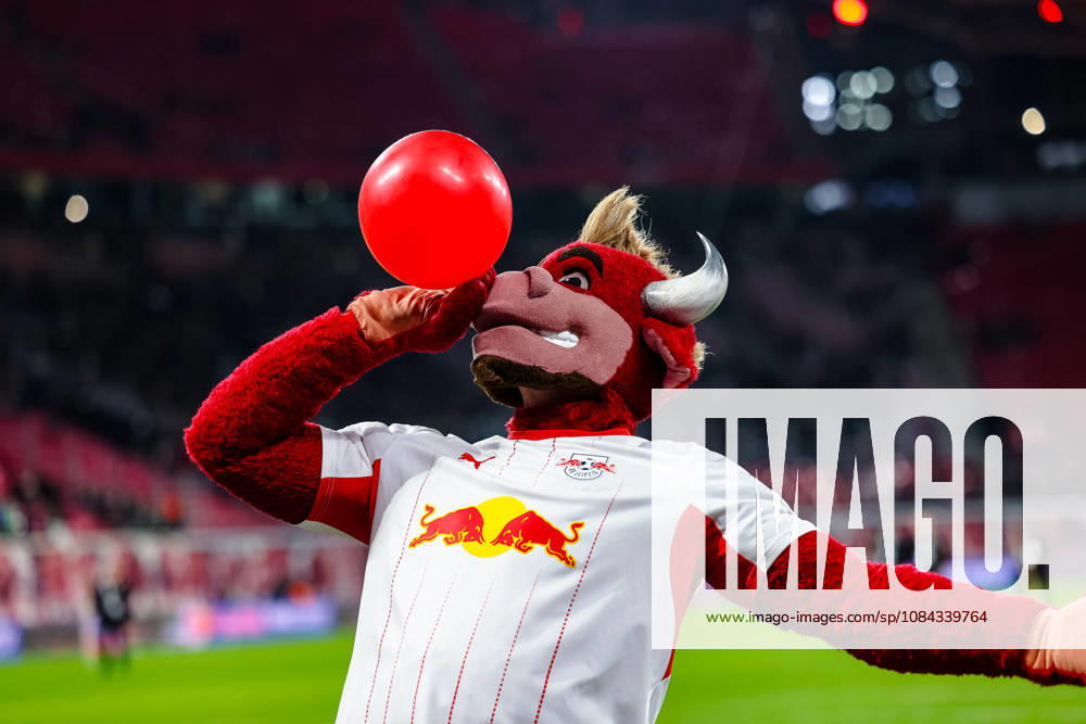 Bulli (RB Leipzig, Maskottchen) mit rotem Luftballon, imitiert Torjubel von Christopher Nkunku (RB Leipzig, 28), GER, RB Leipzig vs. Eintracht Frankfurt, Fussball, 1. Bundesliga Herren, 5. Spieltag, Spielzeit 2026 2027, 10.10.2026 DFL regulations prohibit any use of photographs as image sequences and or quasi-video. GER, RB Leipzig vs. Eintracht Frankfurt, Fussball, 1. Bundesliga Herren, 5. Spieltag, Spielzeit 2026 2027, 10.10.2026 Leipzig
