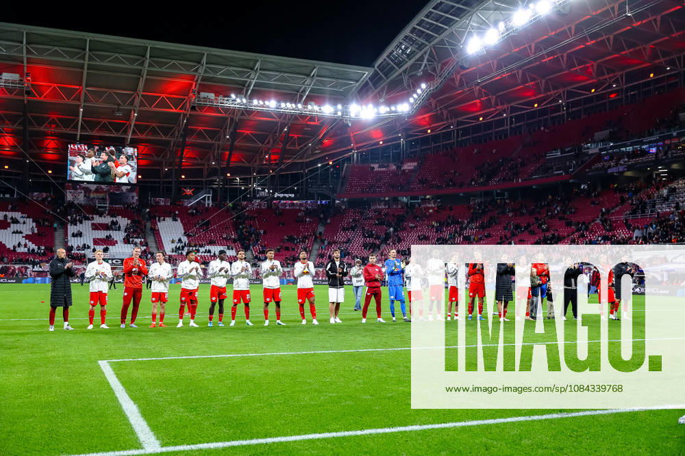 Team um Christopher Nkunku (RB Leipzig, 28) vor der Fankurve, Jubel Freude nach dem Sieg, Ednstand 6:0, GER, RB Leipzig vs. Eintracht Frankfurt, Fussball, 1. Bundesliga Herren, 5. Spieltag, Spielzeit 2026 2027, 10.10.2026 DFL regulations prohibit any use of photographs as image sequences and or quasi-video. GER, RB Leipzig vs. Eintracht Frankfurt, Fussball, 1. Bundesliga Herren, 5. Spieltag, Spielzeit 2026 2027, 10.10.2026 Leipzig