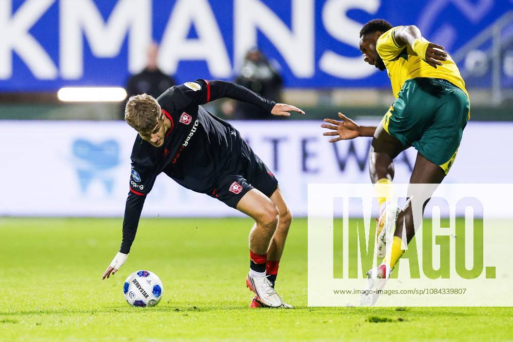 SITTARD - Ruud Nijstad of FC Twente, Lequincio Zeefuik of Fortuna Sittard (lr) during the Dutch Eredivisie match between Fortuna Sittard and FC Twente at the Fortuna Sittard stadium on 10 October 2026 in Sittard, the Netherlands. IRIS VAN DEN BROEK ANP Eredivisie 2026 27 ANPxSportx IVx 572053304 originalFilename: 572053304