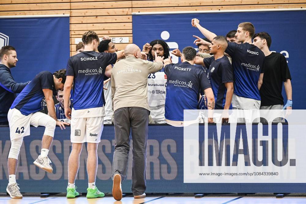 VfL Sparkassen Stars Bochum (in Blau-Weiß) spielt am Samstag,10. Oktober 2026 gegen BG Göttingen (in Violett) in der Basketball - 2. Bundesliga ProA in der Rundsporthalle in Bochum. Deutschland NRW Bochum