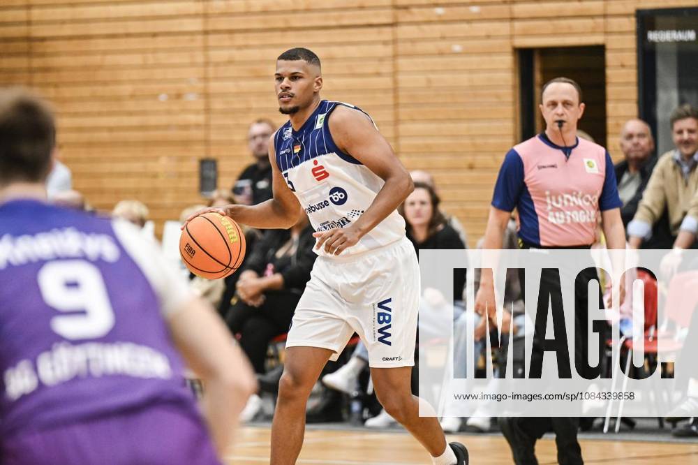 GABRIEL KUKU, VfL Sparkassen Stars Bochum (in Blau-Weiß) spielt am Samstag,10. Oktober 2026 gegen BG Göttingen (in Violett) in der Basketball - 2. Bundesliga ProA in der Rundsporthalle in Bochum. Deutschland NRW Bochum