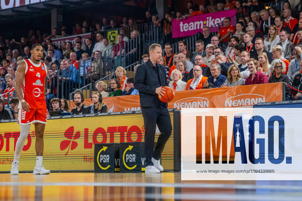 1. Basketball Bundesliga, easyCredit BBL, Saison 2026 2027, Herren, Hauptrunde, 5. Spieltag, 10.10.2026, RASTA Vechta - ratiopharm ulm Christian Held (Head-Coach - RASTA Vechta) während der Partie Vechta RASTA Dome Niedersachsen Deutschland