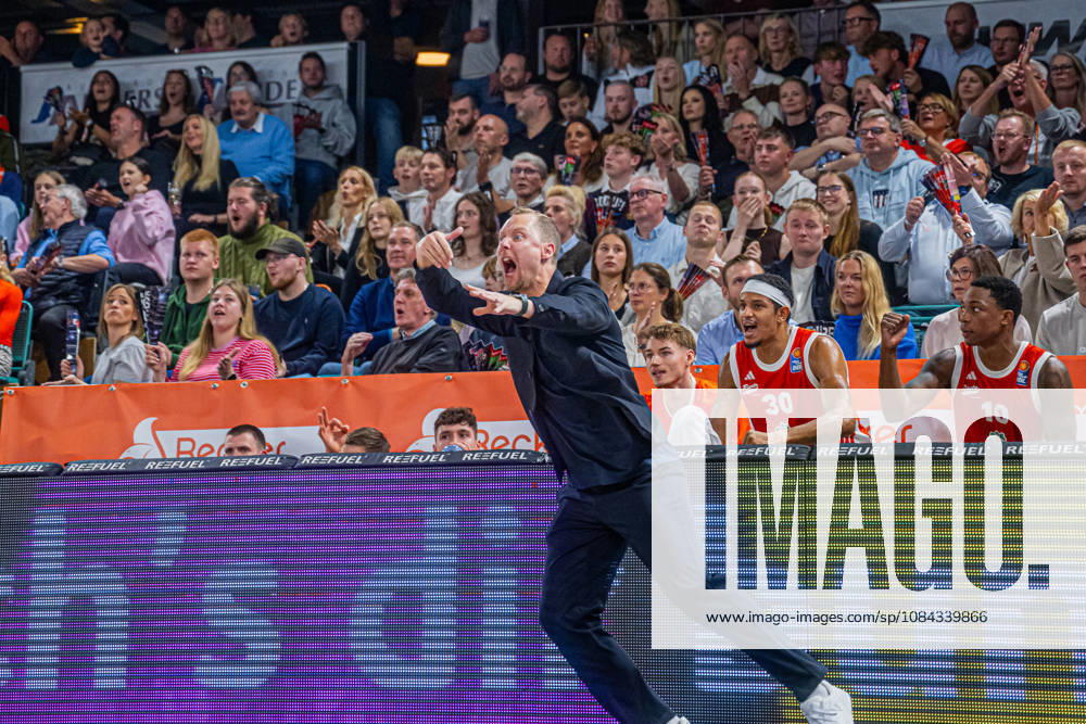 1. Basketball Bundesliga, easyCredit BBL, Saison 2026 2027, Herren, Hauptrunde, 5. Spieltag, 10.10.2026, RASTA Vechta - ratiopharm ulm Christian Held (Head-Coach - RASTA Vechta) zeigt Emotionen während der Partie Vechta RASTA Dome Niedersachsen Deutschland