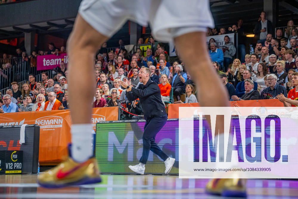 1. Basketball Bundesliga, easyCredit BBL, Saison 2026 2027, Herren, Hauptrunde, 5. Spieltag, 10.10.2026, RASTA Vechta - ratiopharm ulm Christian Held (Head-Coach - RASTA Vechta) zeigt Emotionen während der Partie Vechta RASTA Dome Niedersachsen Deutschland