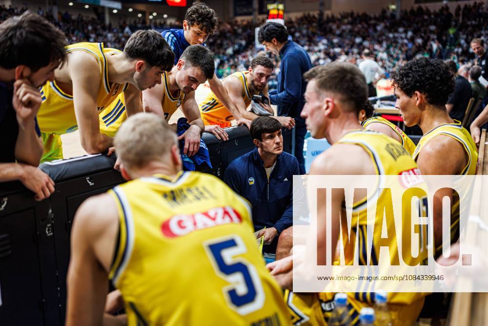 Pedro Calles (Headcoach Alba Berlin) mit Team in der Auszeit, Emotionen, Geste, Gestik, Mimik Vet Concept Gladiators Trier vs Alba Berlin, Basketball, easyCredit BBL, 5. Spieltag, Saison 2026 2027, 10.10.2026 Vet Concept Gladiators Trier vs Alba Berlin, Basketball, easyCredit BBL, 5. Spieltag, Saison 2026 2027