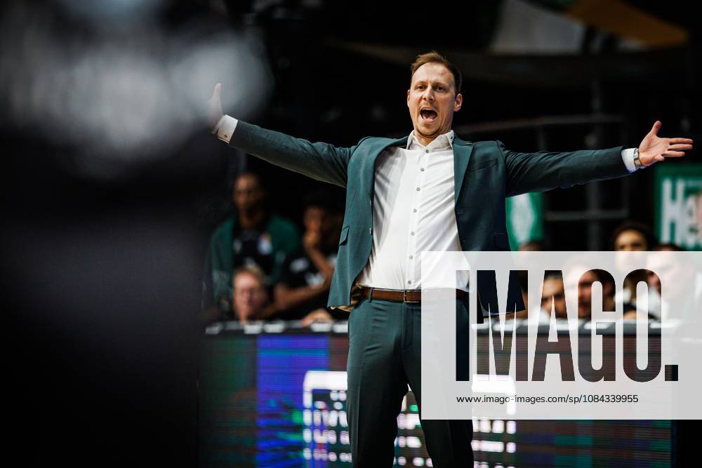 Jacques Schneider (Headcoach Gladiators Trier) an der Seitenlinie, Emotionen, Geste, Gestik, Mimik, Freisteller Vet Concept Gladiators Trier vs Alba Berlin, Basketball, easyCredit BBL, 5. Spieltag, Saison 2026 2027, 10.10.2026 Vet Concept Gladiators Trier vs Alba Berlin, Basketball, easyCredit BBL, 5. Spieltag, Saison 2026 2027