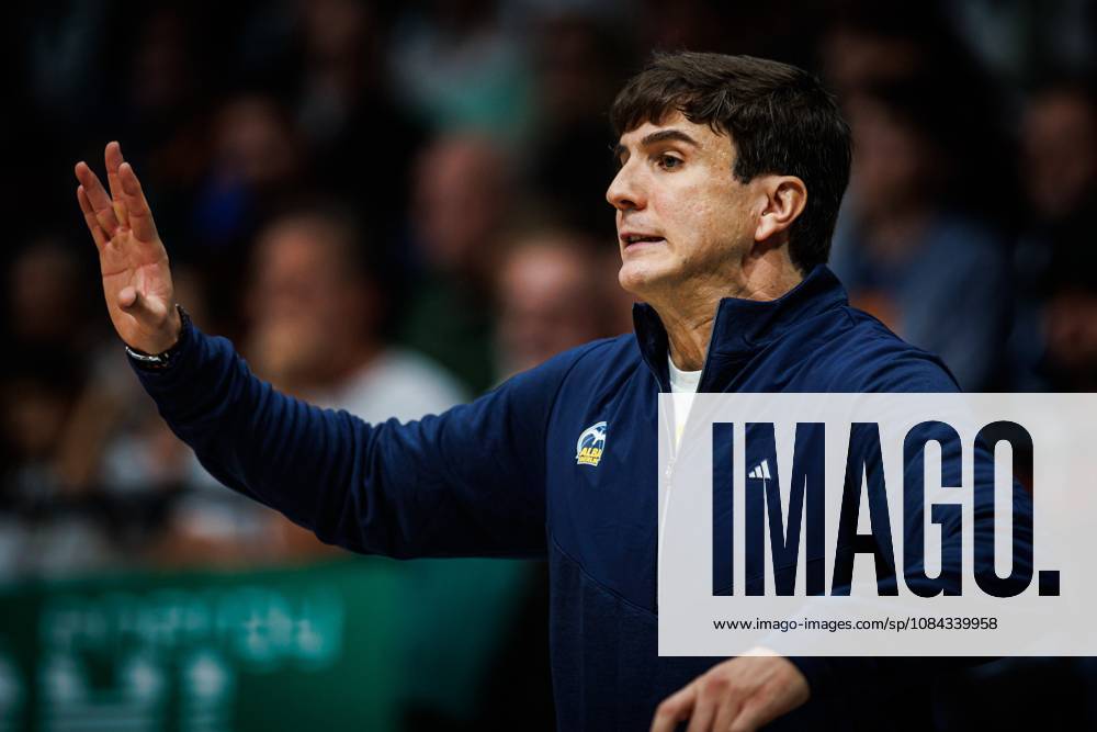 Pedro Calles (Headcoach Alba Berlin) an der Seitenlinie, Emotionen, Geste, Gestik, Mimik, Freisteller Vet Concept Gladiators Trier vs Alba Berlin, Basketball, easyCredit BBL, 5. Spieltag, Saison 2026 2027, 10.10.2026 Vet Concept Gladiators Trier vs Alba Berlin, Basketball, easyCredit BBL, 5. Spieltag, Saison 2026 2027