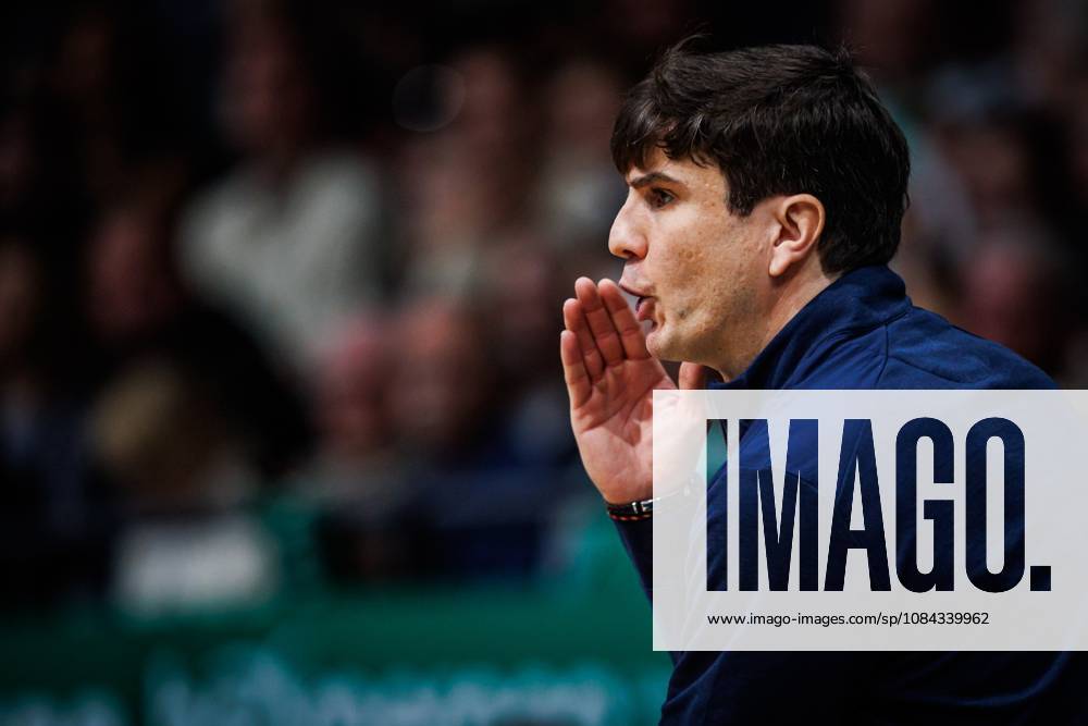 Pedro Calles (Headcoach Alba Berlin) an der Seitenlinie, Emotionen, Geste, Gestik, Mimik, Freisteller Vet Concept Gladiators Trier vs Alba Berlin, Basketball, easyCredit BBL, 5. Spieltag, Saison 2026 2027, 10.10.2026 Vet Concept Gladiators Trier vs Alba Berlin, Basketball, easyCredit BBL, 5. Spieltag, Saison 2026 2027