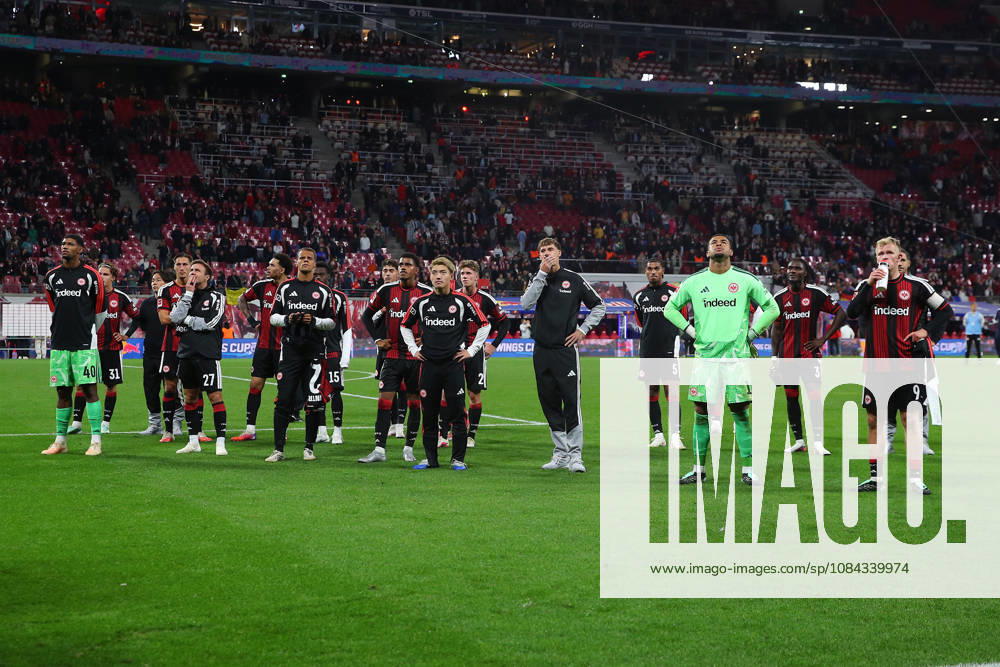 Fussball 1.Bundesliga, RB Leipzig - Eintracht Frankfurt v.l. Spieler der Eintracht Enttäuscht, traurig, frustriert, ratlos, Leipzig