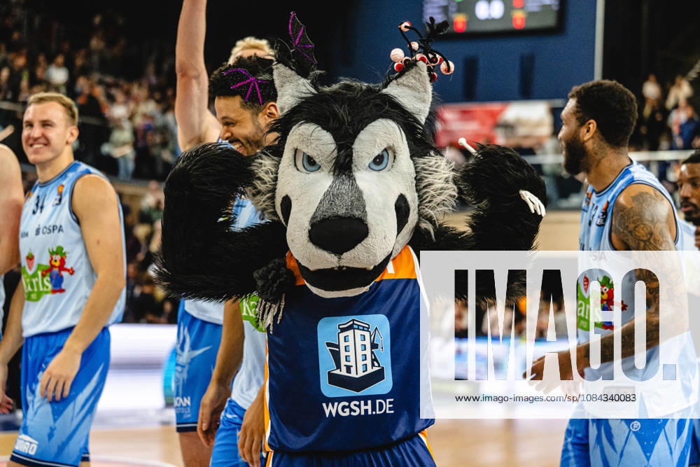 Rostock, Deutschland 10. Oktober 2026: easyCredit BBL - 2026 2027 - 5. Spieltag - Rostock Seawolves gegen Fitness First Würzburg Baskets Im Bild: Wolfi das Maskottchen jubelt über den Heimsieg