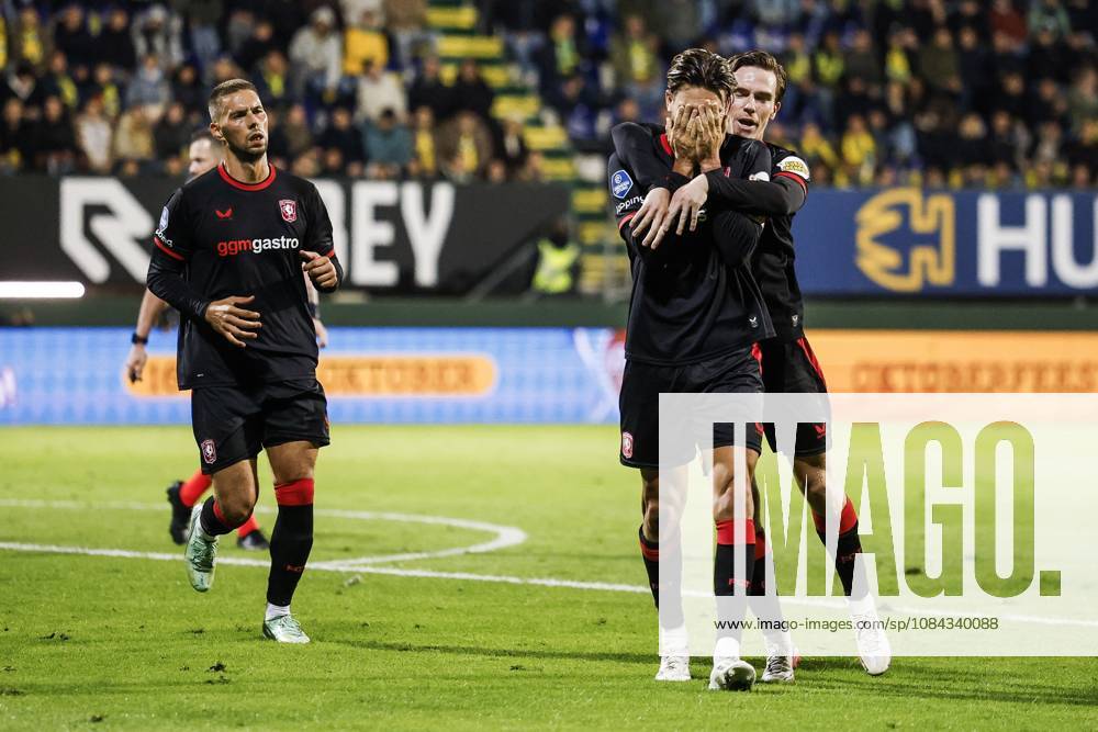 SITTARD - Robin Pröpper of FC Twente (m) receives congratulations from Daan Rots of FC Twente (r) after scoring the 1-1 equalizer during the Dutch Eredivisie match between Fortuna Sittard and FC Twente at the Fortuna Sittard stadium on October 10, 2026 in Sittard, the Netherlands. IRIS VAN DEN BROEK ANP Eredivisie 2026 27 ANPxSportx IVx 572053566 originalFilename: 572053566
