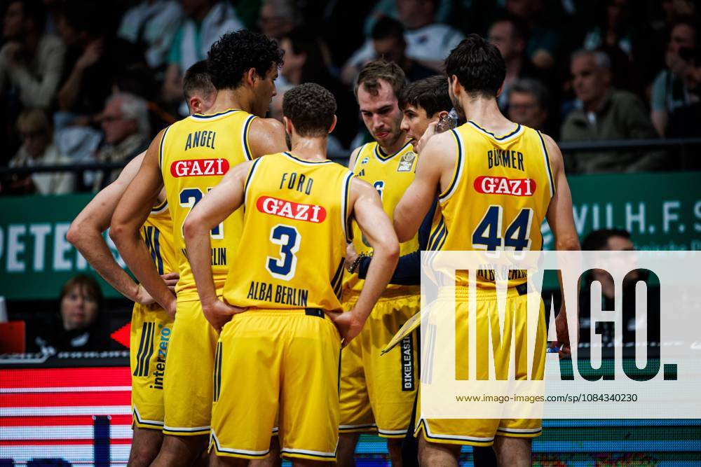 Pedro Calles (Headcoach Alba Berlin) mit Team, Emotionen, Geste, Gestik, Mimik Vet Concept Gladiators Trier vs Alba Berlin, Basketball, easyCredit BBL, 5. Spieltag, Saison 2026 2027, 10.10.2026 Vet Concept Gladiators Trier vs Alba Berlin, Basketball, easyCredit BBL, 5. Spieltag, Saison 2026 2027